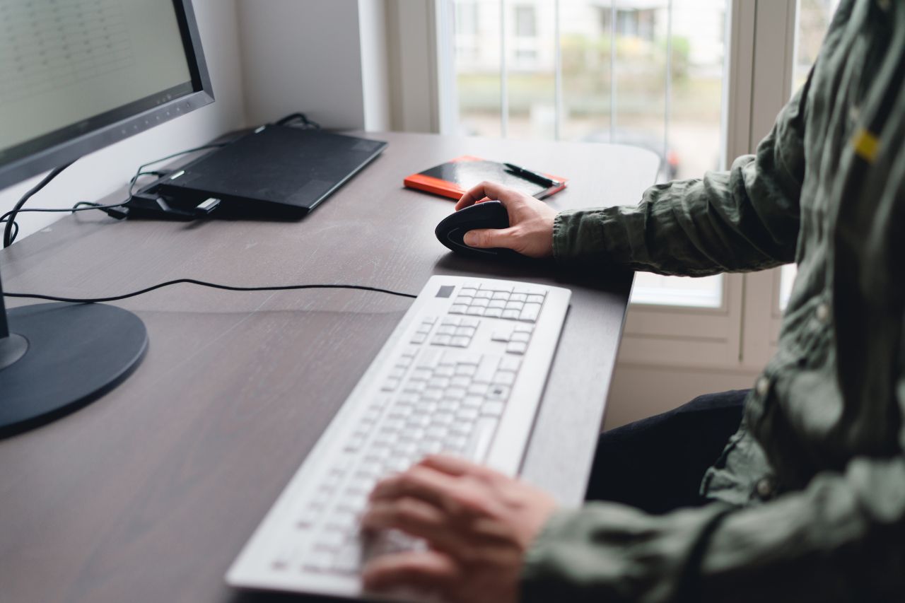 Ergonomia pracy przy komputerze – jak zorganizować stanowisko komputerowe?